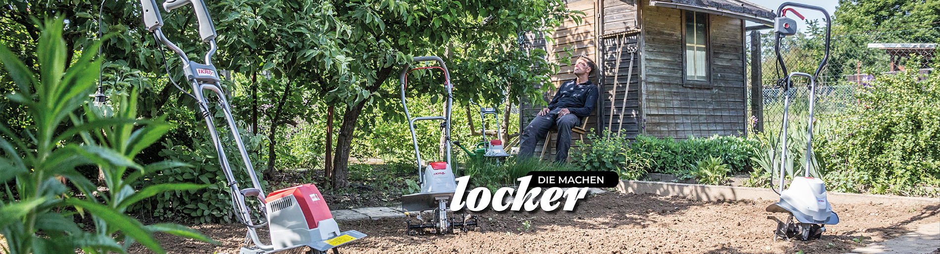 Mann lehnt entspannt an der Gartenhütte im Vordergrund viele Bodenhacken